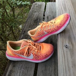 Woman’s Free Run Distance Orange White Sz 9